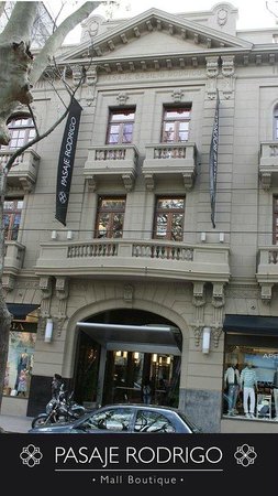 https://mdw-travel-data-us-east-1.s3.amazonaws.com/img/country/Argentina/Pasaje-Rodrigo-Bonifacio/img_00.jpg