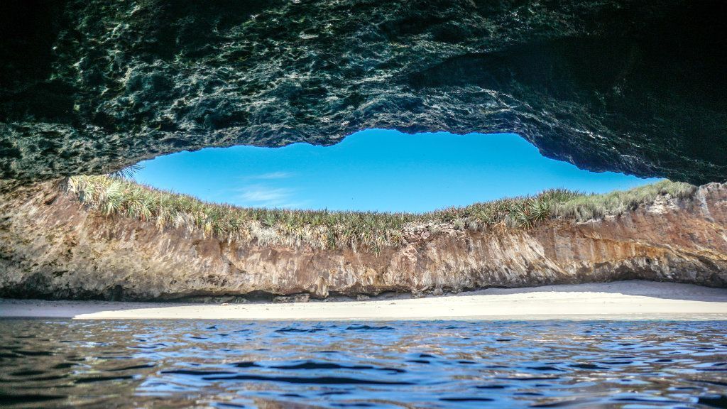 https://mdw-travel-data-us-east-1.s3.amazonaws.com/img/country/Argentina/Playa-Escondida/img_01.jpg