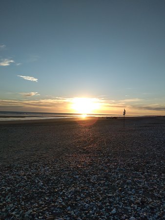 https://mdw-travel-data-us-east-1.s3.amazonaws.com/img/country/Argentina/Playa-Las-Conchillas/img_01.jpg