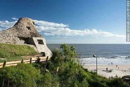 https://mdw-travel-data-us-east-1.s3.amazonaws.com/img/country/Argentina/Playa-de-los-Ilustres/img_01.jpg