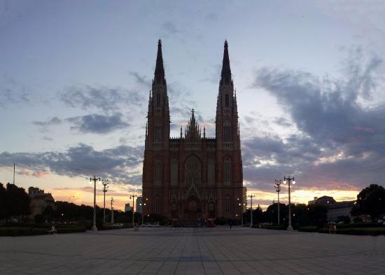https://mdw-travel-data-us-east-1.s3.amazonaws.com/img/country/Argentina/Plaza-Moreno/img_01.jpg