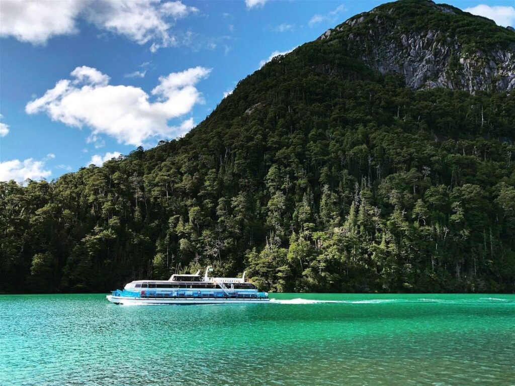 https://mdw-travel-data-us-east-1.s3.amazonaws.com/img/country/Argentina/Puerto-Blest/img_02.jpg