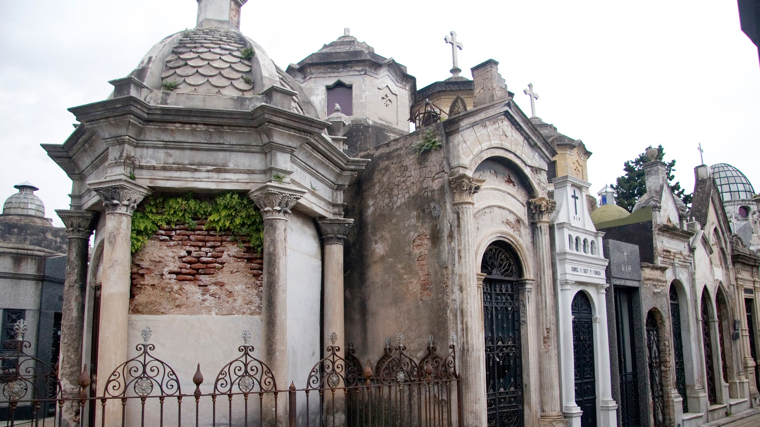 https://mdw-travel-data-us-east-1.s3.amazonaws.com/img/country/Argentina/Recoleta-Cemetery/img_01.jpg