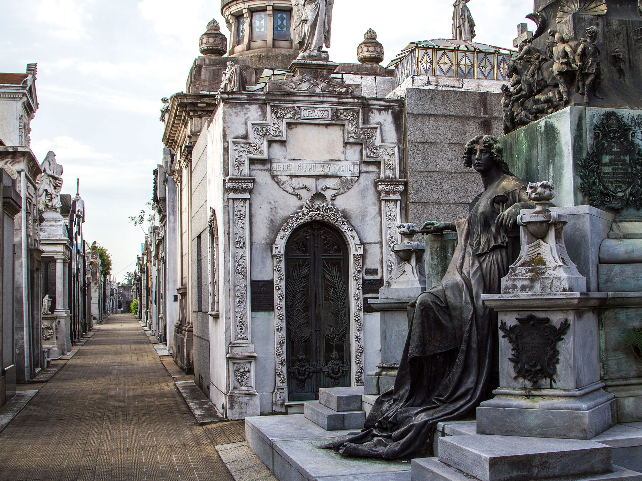 https://mdw-travel-data-us-east-1.s3.amazonaws.com/img/country/Argentina/Recoleta-Cemetery/img_02.jpg