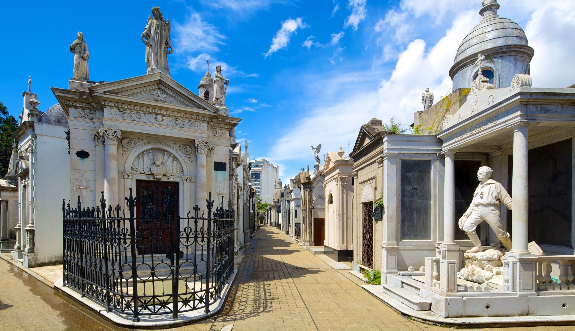 https://mdw-travel-data-us-east-1.s3.amazonaws.com/img/country/Argentina/Recoleta-Cemetery/img_03.jpg