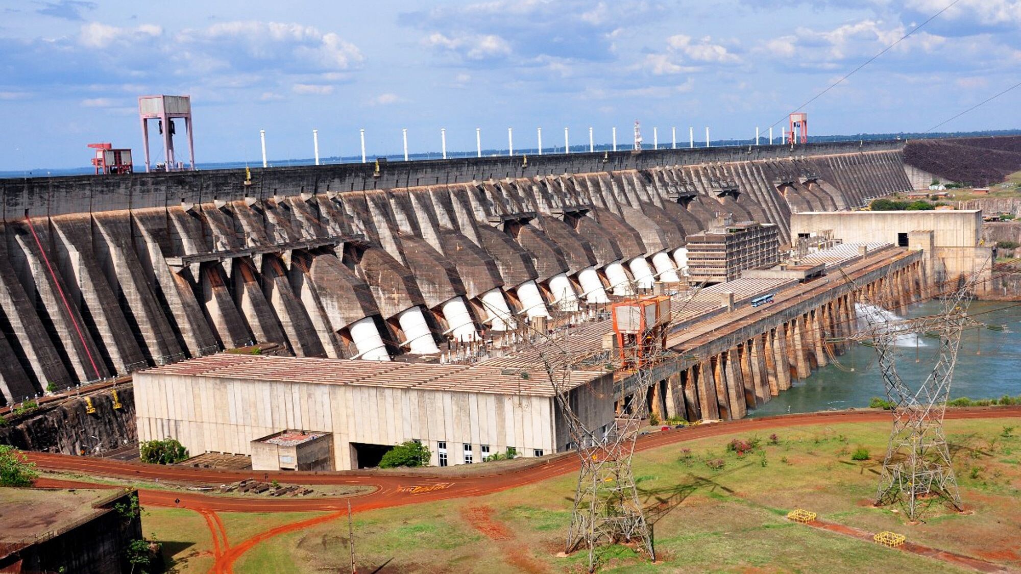 https://mdw-travel-data-us-east-1.s3.amazonaws.com/img/country/Argentina/Saltos-de-la-Hidroelectrica-de-Itaipu/img_04.jpg
