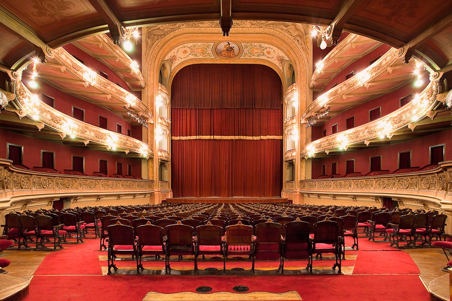 https://mdw-travel-data-us-east-1.s3.amazonaws.com/img/country/Argentina/Teatro-El-Circulo/img_01.jpg