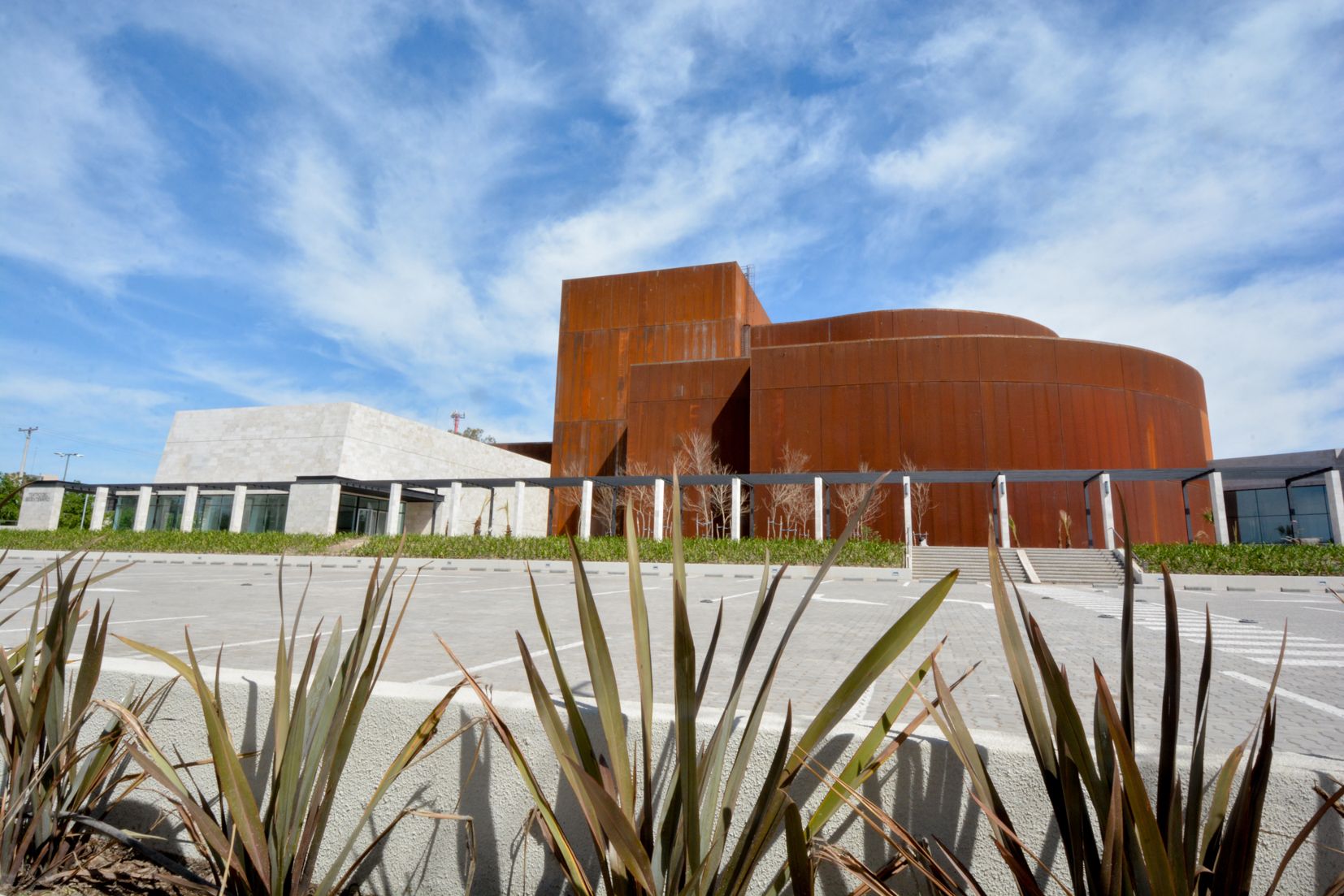 https://mdw-travel-data-us-east-1.s3.amazonaws.com/img/country/Argentina/Teatro-del-Bicentenario/img_01.jpg