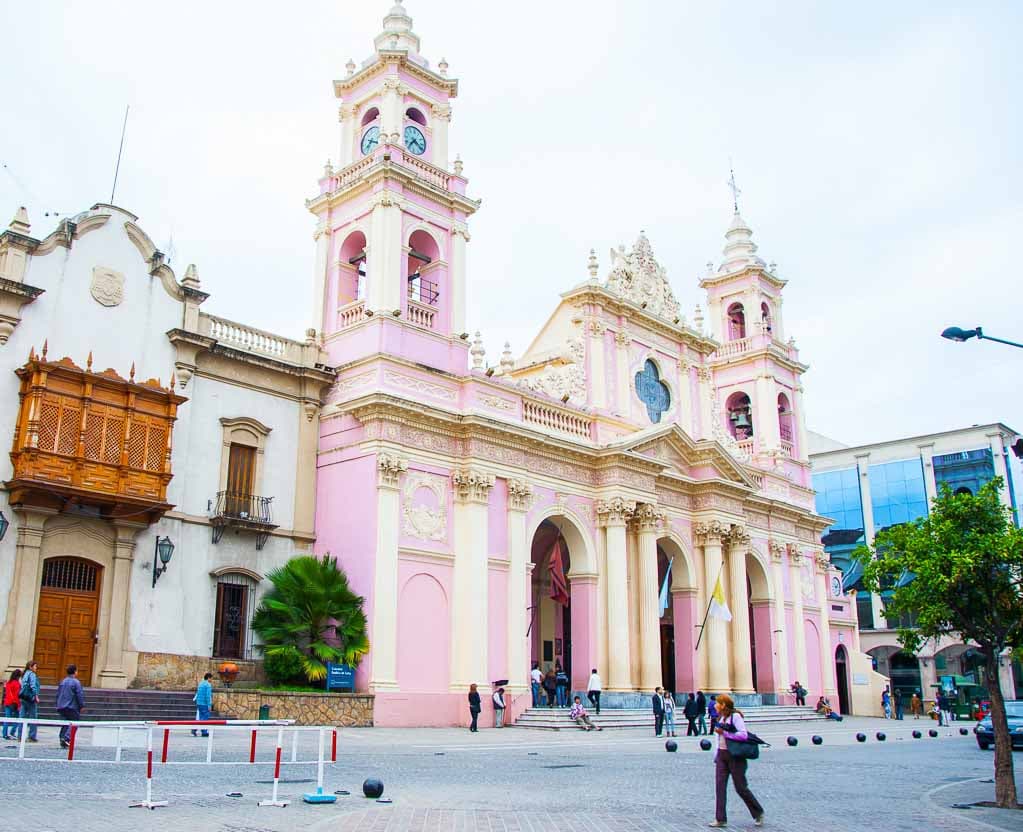 https://mdw-travel-data-us-east-1.s3.amazonaws.com/img/country/Argentina/Valles-Calchaquies/img_02.jpg