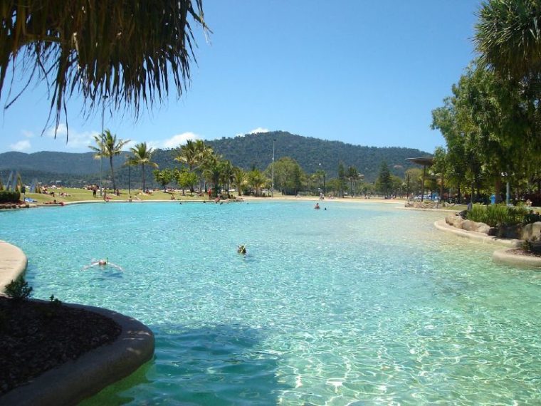 https://mdw-travel-data-us-east-1.s3.amazonaws.com/img/country/Australia/Airlie-Beach/img_05.jpg