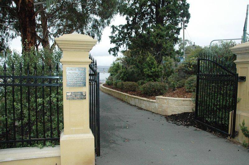 https://mdw-travel-data-us-east-1.s3.amazonaws.com/img/country/Australia/Anzac-Park/img_02.jpg