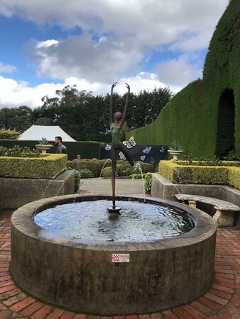https://mdw-travel-data-us-east-1.s3.amazonaws.com/img/country/Australia/Ashcombe-Maze-&-Lavender-Gardens/img_02.jpg