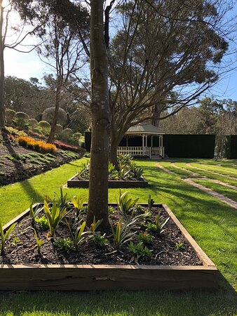 https://mdw-travel-data-us-east-1.s3.amazonaws.com/img/country/Australia/Ashcombe-Maze-&-Lavender-Gardens/img_05.jpg
