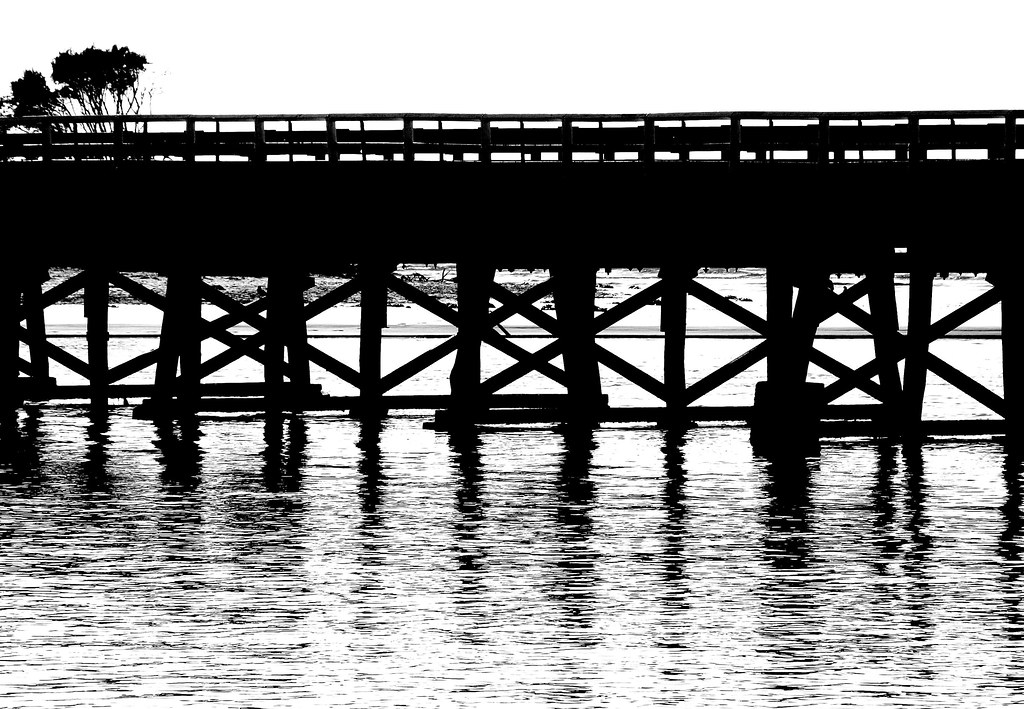 https://mdw-travel-data-us-east-1.s3.amazonaws.com/img/country/Australia/Barwon-Heads-Bridge/img_03.jpg