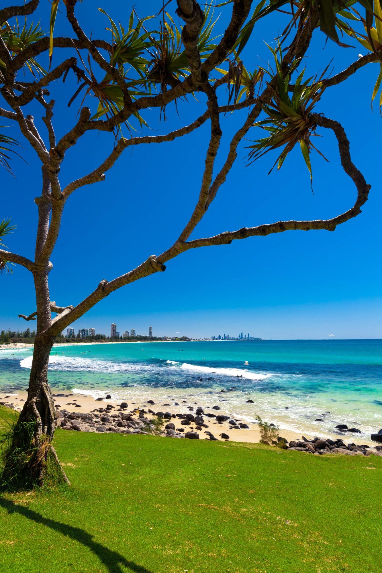 https://mdw-travel-data-us-east-1.s3.amazonaws.com/img/country/Australia/Burleigh-Heads-Beach/img_03.jpg