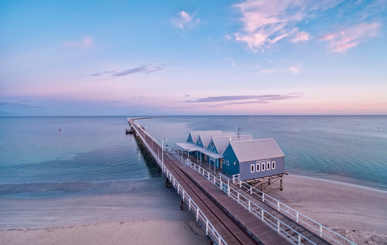 https://mdw-travel-data-us-east-1.s3.amazonaws.com/img/country/Australia/Busselton-Jetty/img_01.jpg