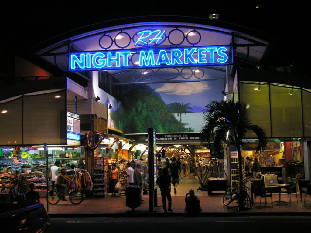 https://mdw-travel-data-us-east-1.s3.amazonaws.com/img/country/Australia/Cairns-Night-Markets/img_01.jpg