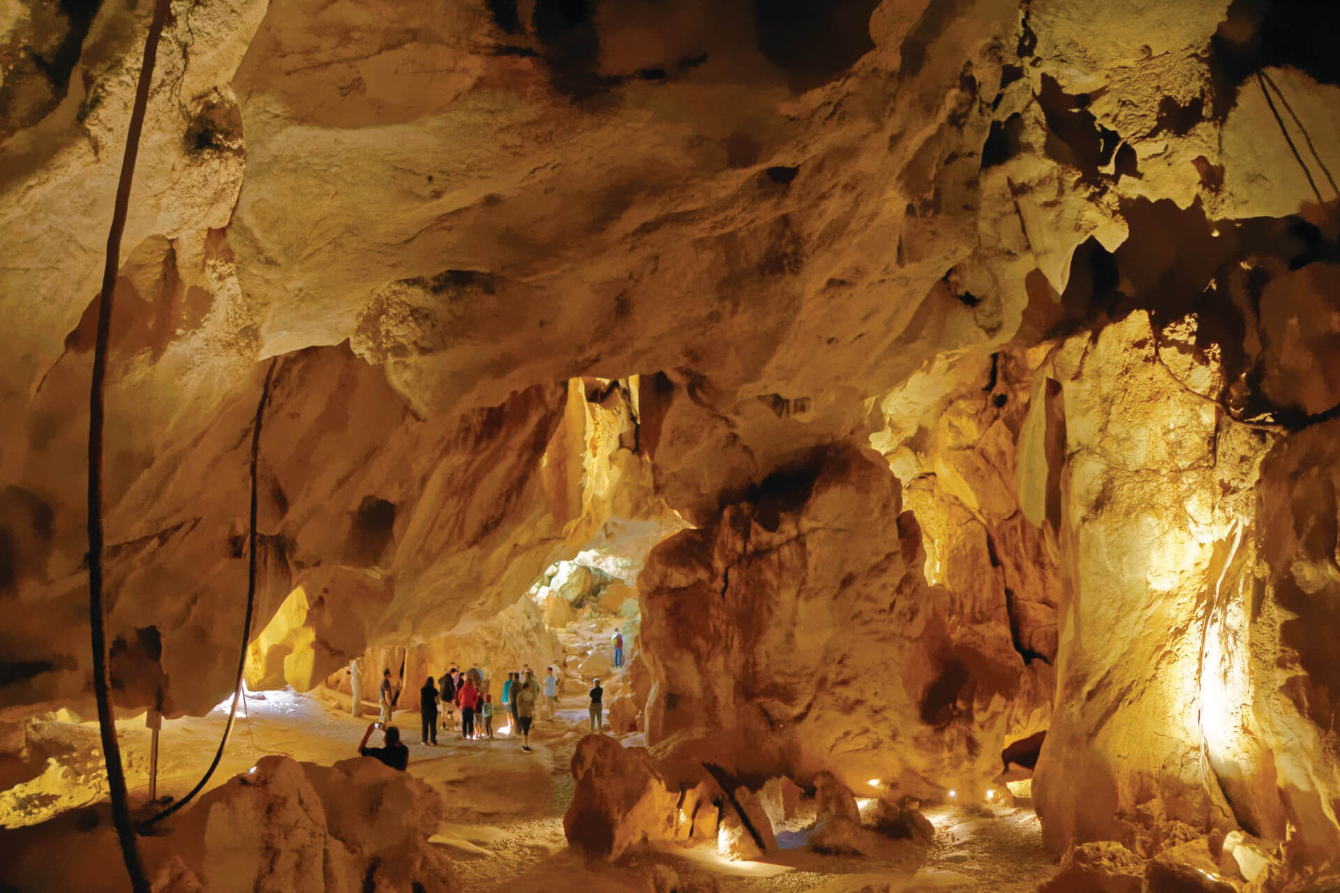 https://mdw-travel-data-us-east-1.s3.amazonaws.com/img/country/Australia/Capricorn-Caves/img_01.jpg