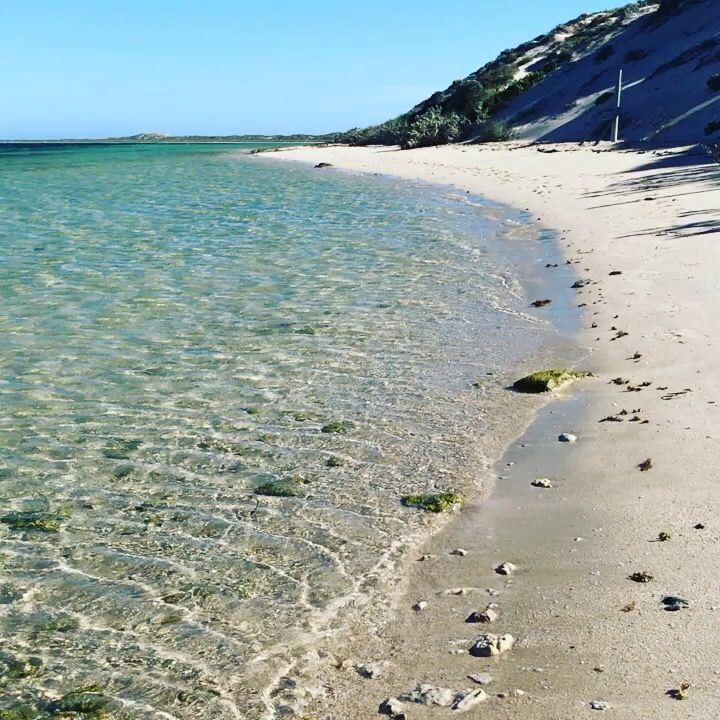 https://mdw-travel-data-us-east-1.s3.amazonaws.com/img/country/Australia/Coral-Bay/img_02.jpg