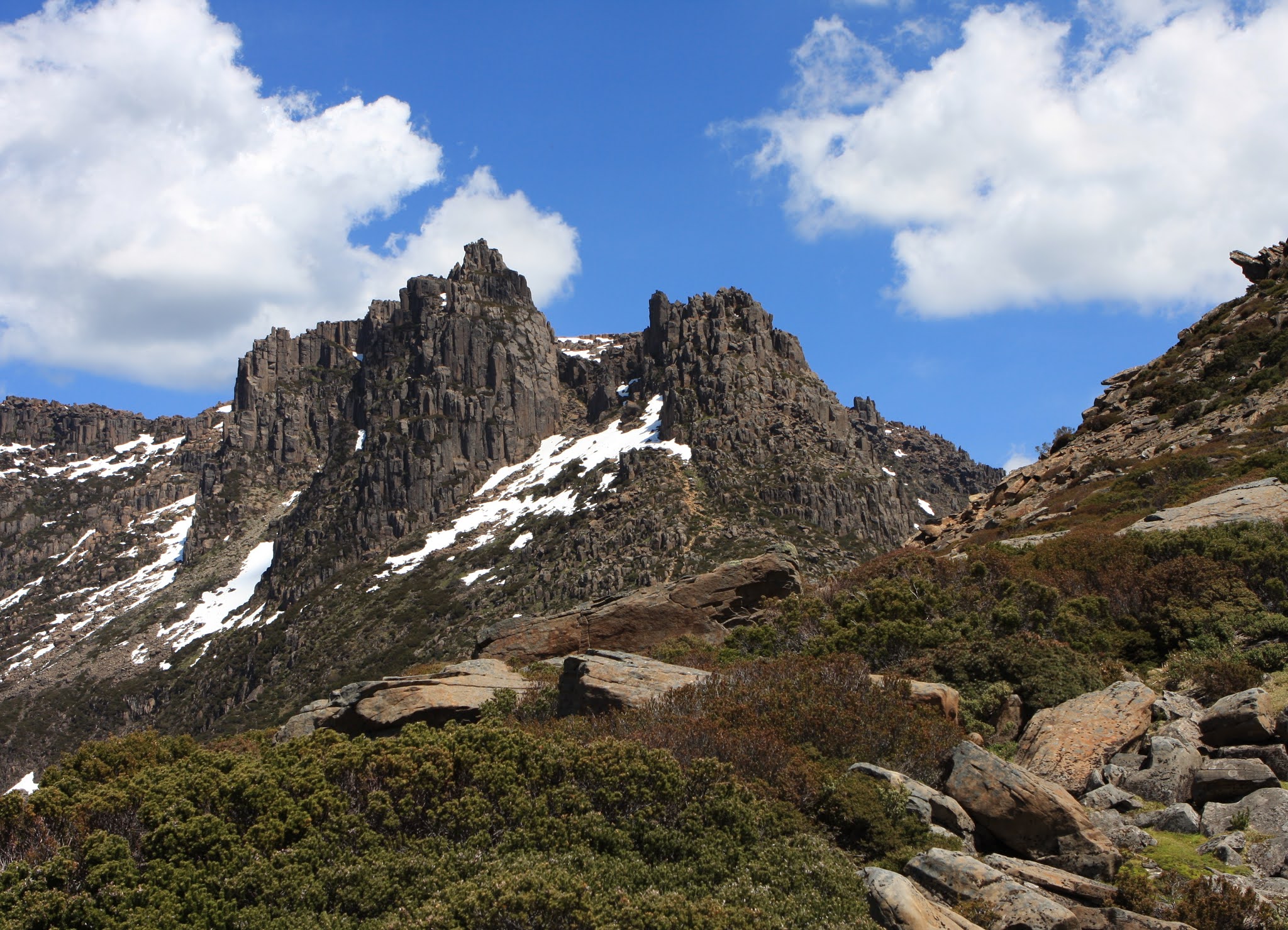 https://mdw-travel-data-us-east-1.s3.amazonaws.com/img/country/Australia/Cradle-Mountain-Lake-St-Clair-National-Park/img_01.jpg