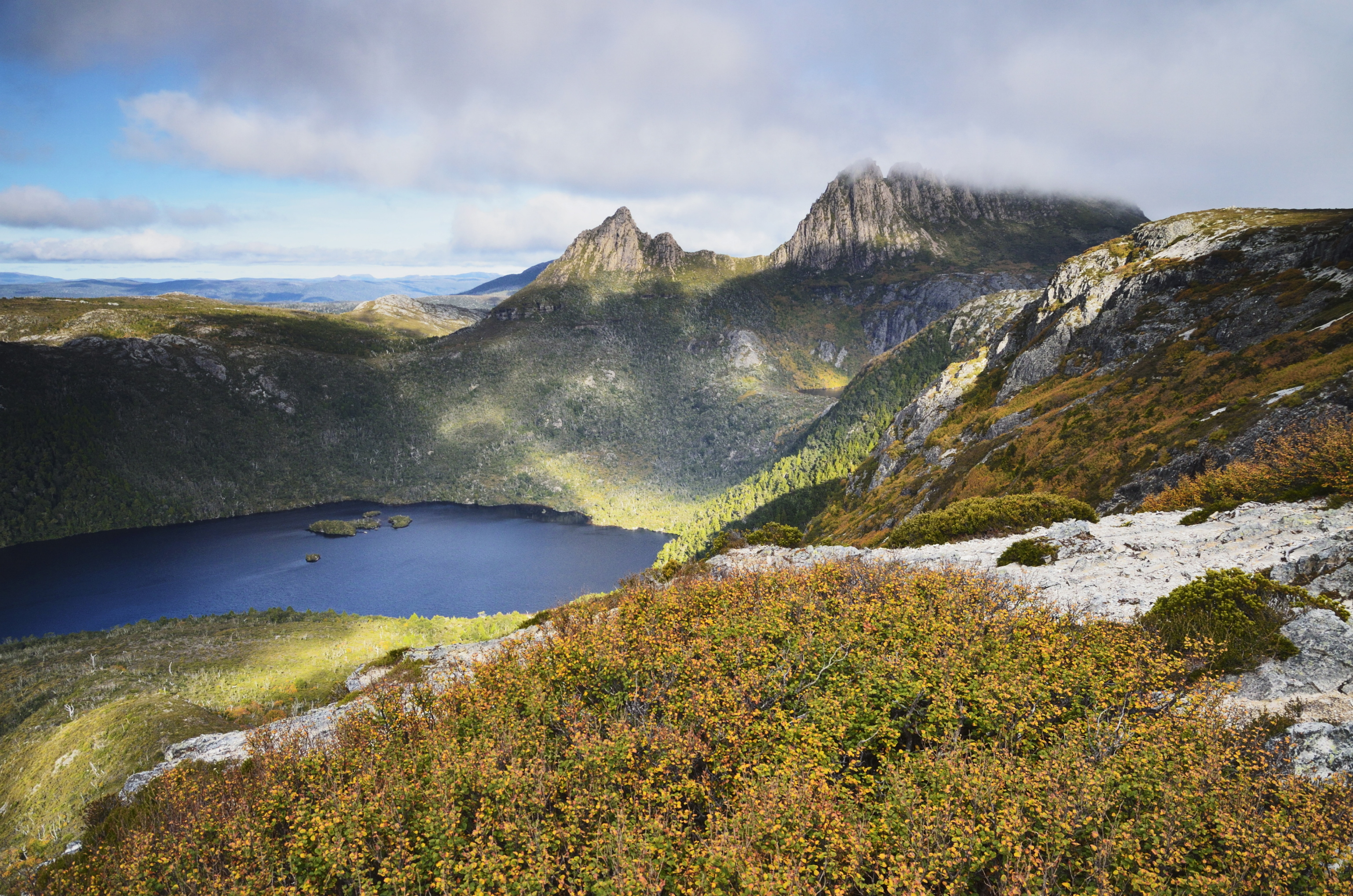https://mdw-travel-data-us-east-1.s3.amazonaws.com/img/country/Australia/Cradle-Mountain-Lake-St-Clair-National-Park/img_04.jpg