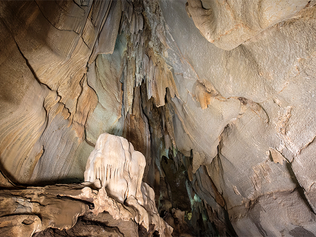 https://mdw-travel-data-us-east-1.s3.amazonaws.com/img/country/Australia/Cutta-Cutta-Caves-Nature-Park/img_04.jpg