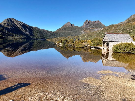 https://mdw-travel-data-us-east-1.s3.amazonaws.com/img/country/Australia/Dove-Lake-Circuit/img_02.jpg