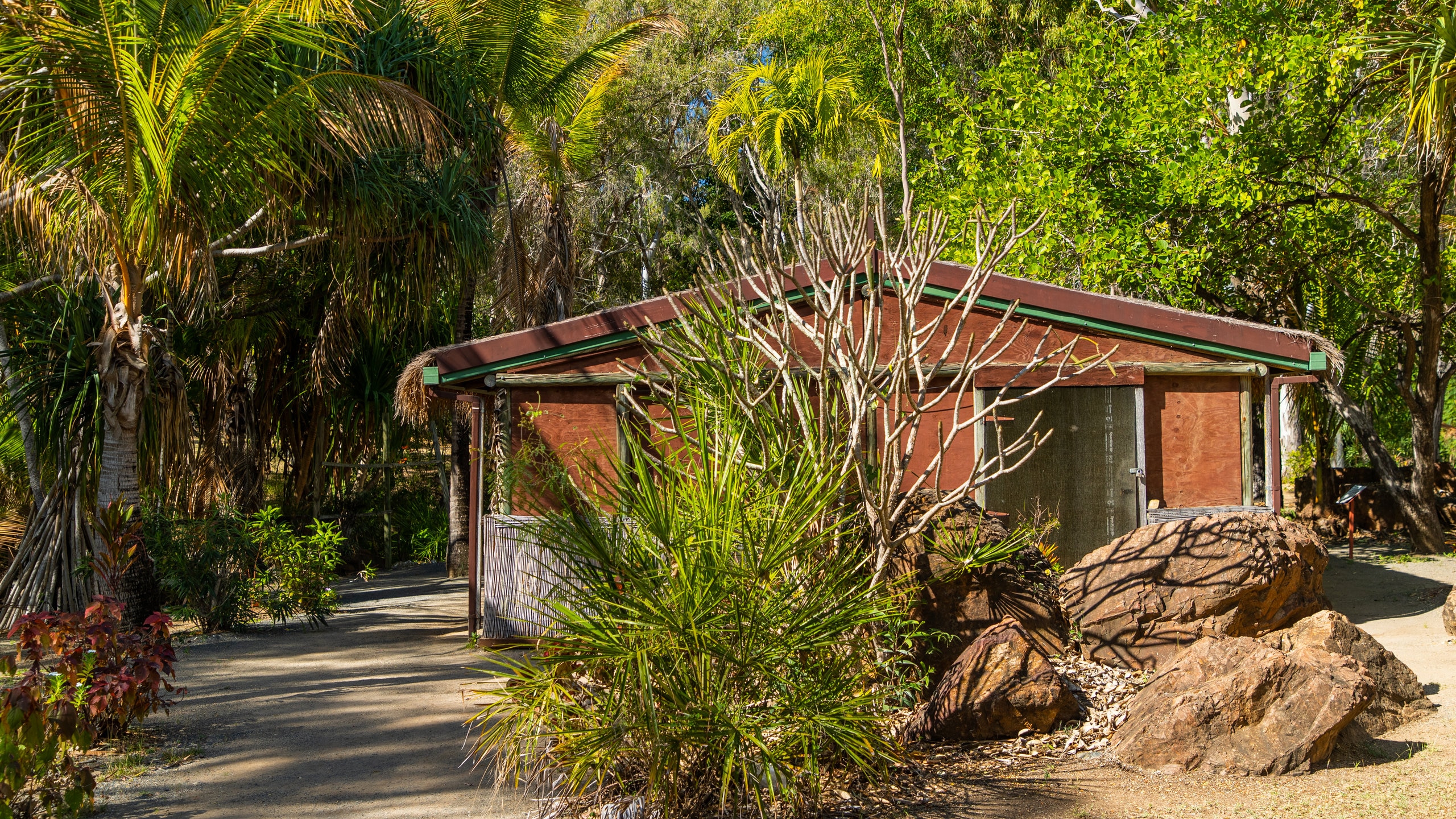 https://mdw-travel-data-us-east-1.s3.amazonaws.com/img/country/Australia/Dreamtime-Cultural-Centre/img_01.jpg