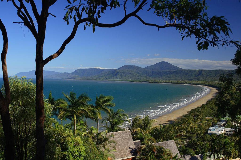 https://mdw-travel-data-us-east-1.s3.amazonaws.com/img/country/Australia/Four-Mile-Beach/img_01.jpg