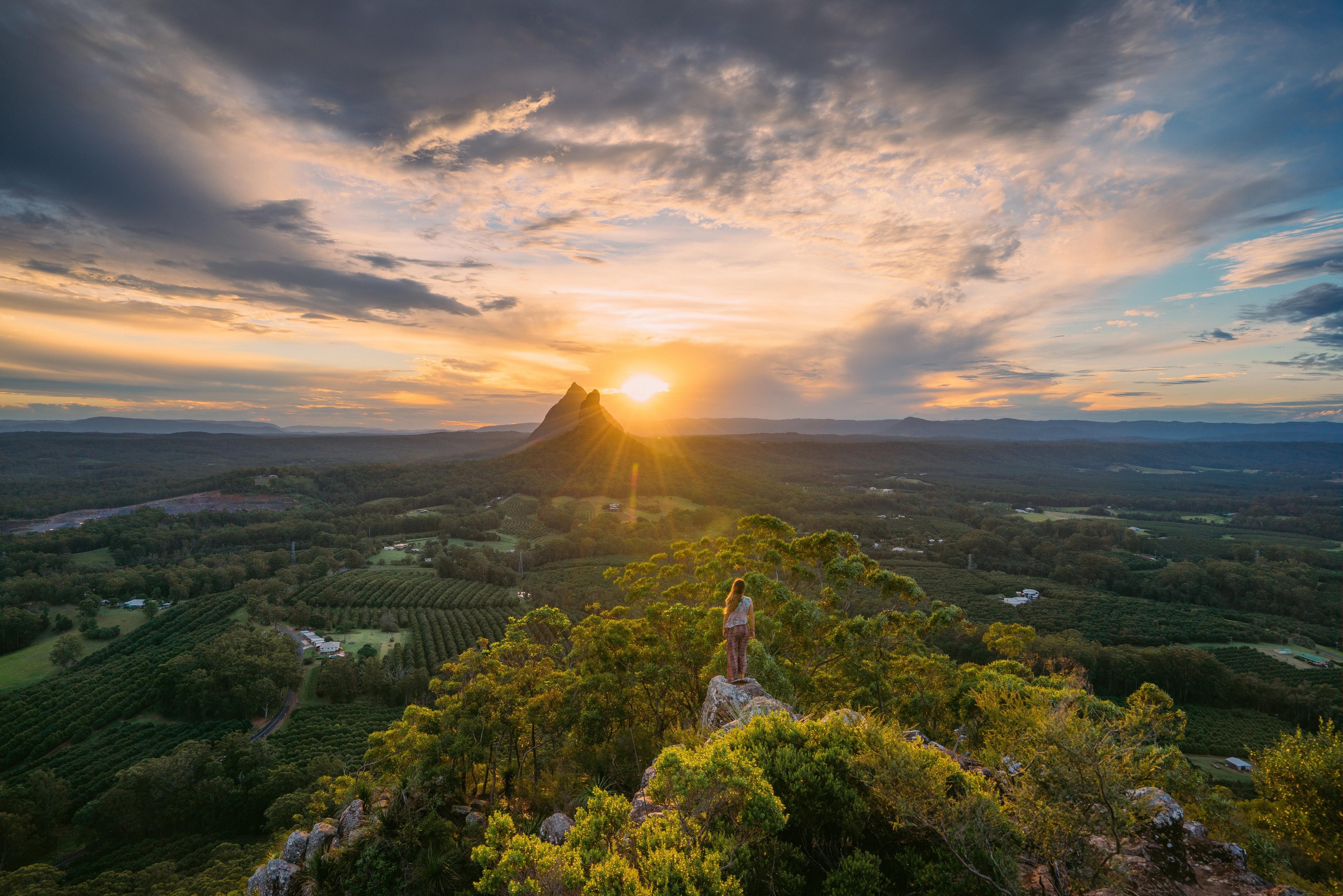 https://mdw-travel-data-us-east-1.s3.amazonaws.com/img/country/Australia/Glass-House-Mountains-Lookout/img_01.jpg