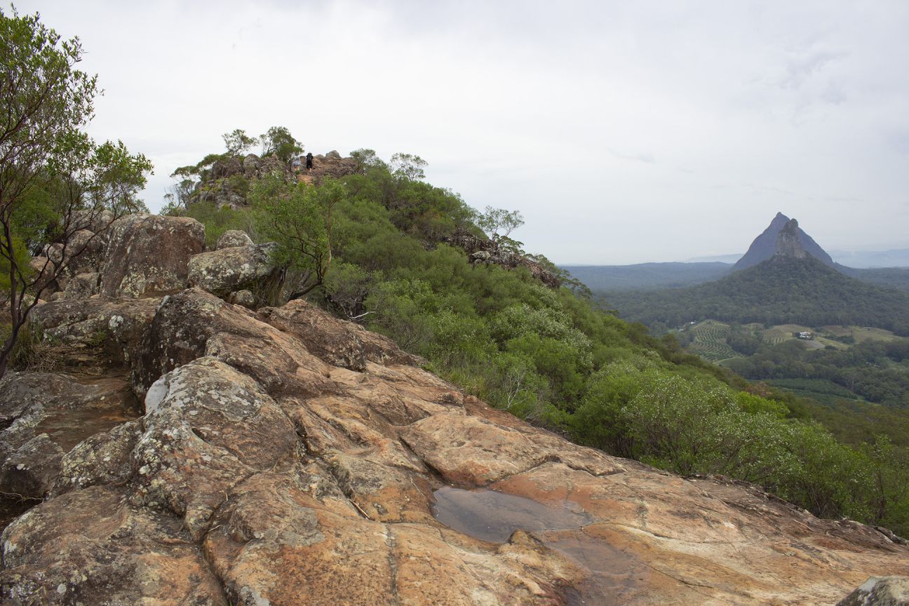 https://mdw-travel-data-us-east-1.s3.amazonaws.com/img/country/Australia/Glass-House-Mountains-Lookout/img_03.jpg
