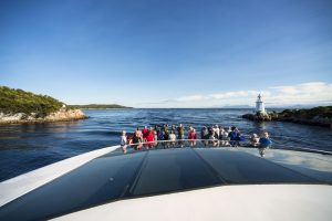 https://mdw-travel-data-us-east-1.s3.amazonaws.com/img/country/Australia/Gordon-River-Cruise/img_01.jpg