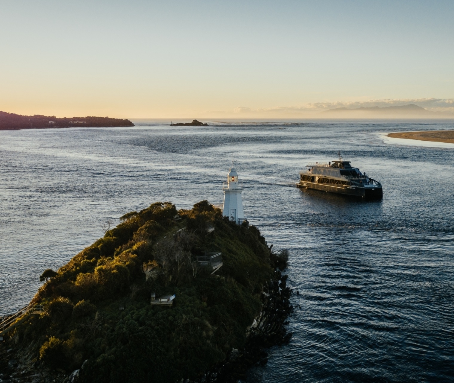 https://mdw-travel-data-us-east-1.s3.amazonaws.com/img/country/Australia/Gordon-River-Cruise/img_04.jpg