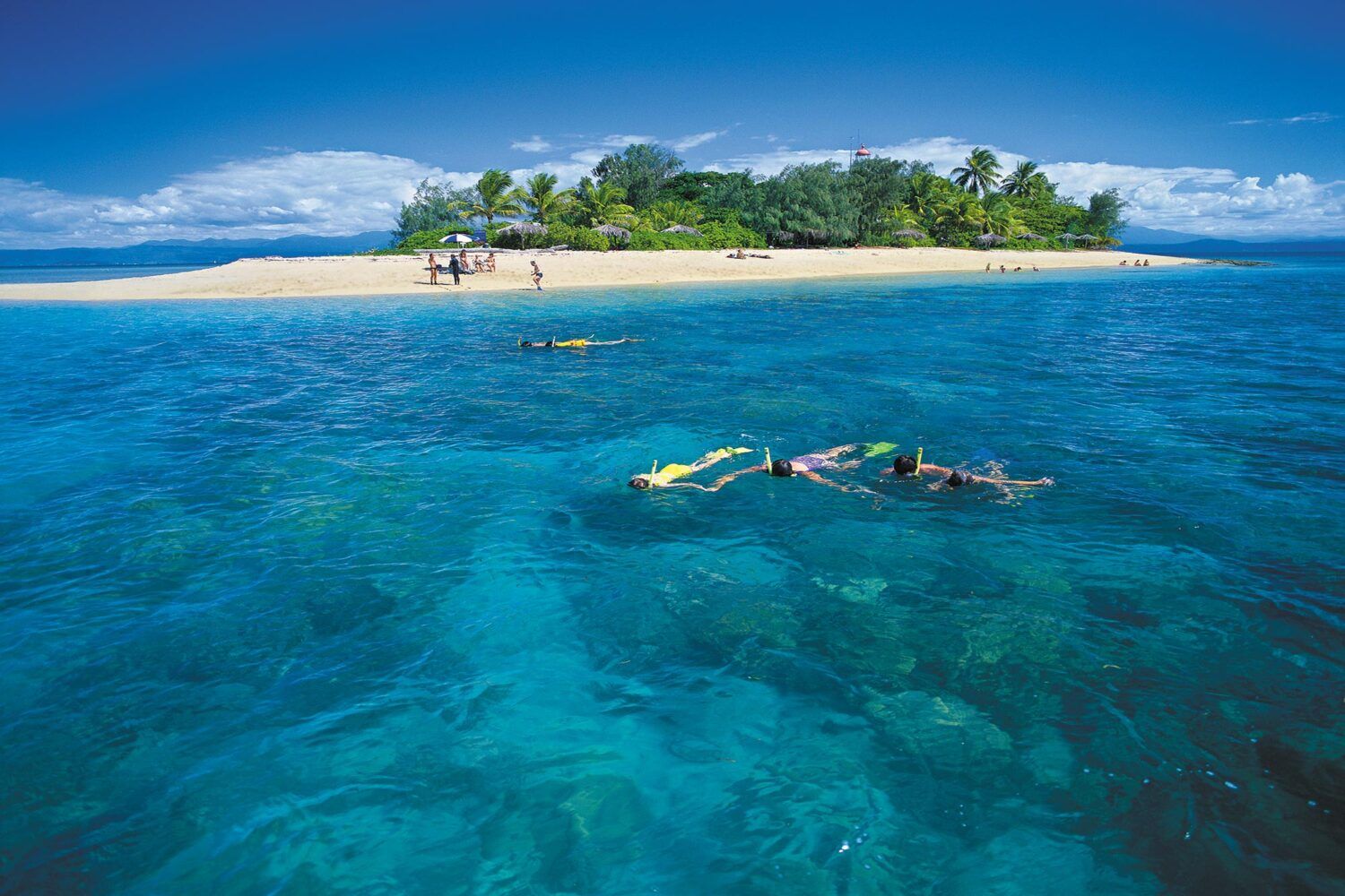 https://mdw-travel-data-us-east-1.s3.amazonaws.com/img/country/Australia/Great-Barrier-Reef-Marine-Park/img_04.jpg