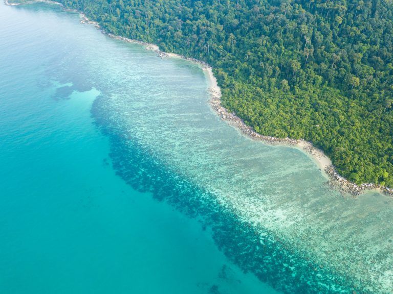 https://mdw-travel-data-us-east-1.s3.amazonaws.com/img/country/Australia/Great-Barrier-Reef/img_02.jpg