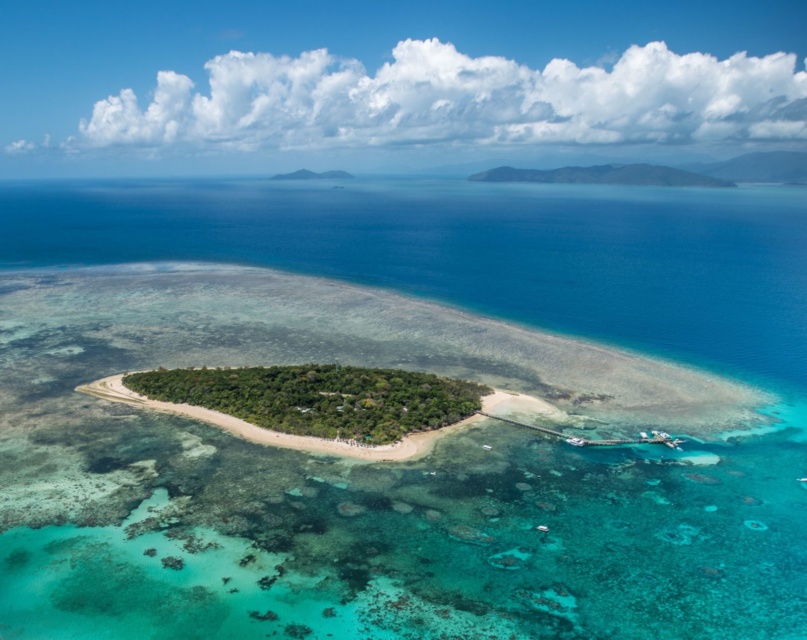 https://mdw-travel-data-us-east-1.s3.amazonaws.com/img/country/Australia/Green-Island/img_04.jpg