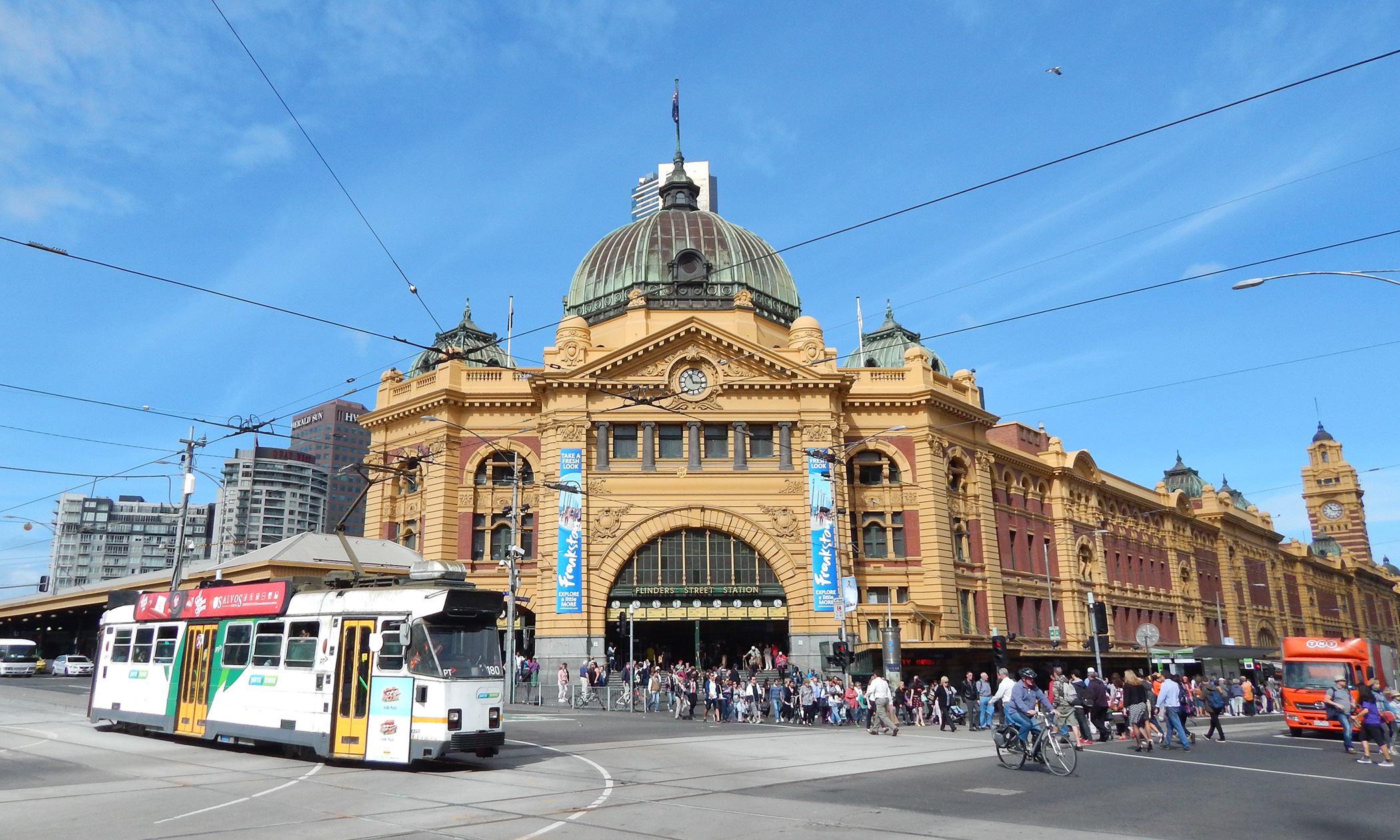 https://mdw-travel-data-us-east-1.s3.amazonaws.com/img/country/Australia/Hall-Markets/img_03.jpg