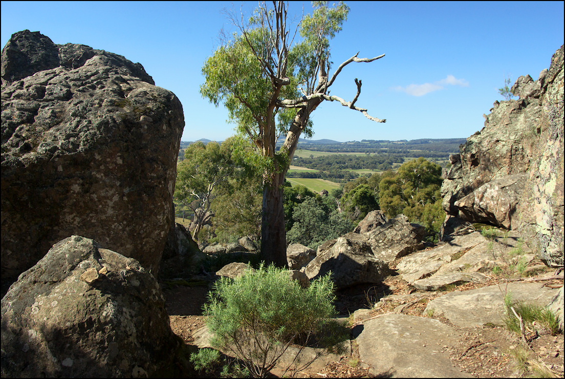 https://mdw-travel-data-us-east-1.s3.amazonaws.com/img/country/Australia/Hanging-Rock/img_02.jpg