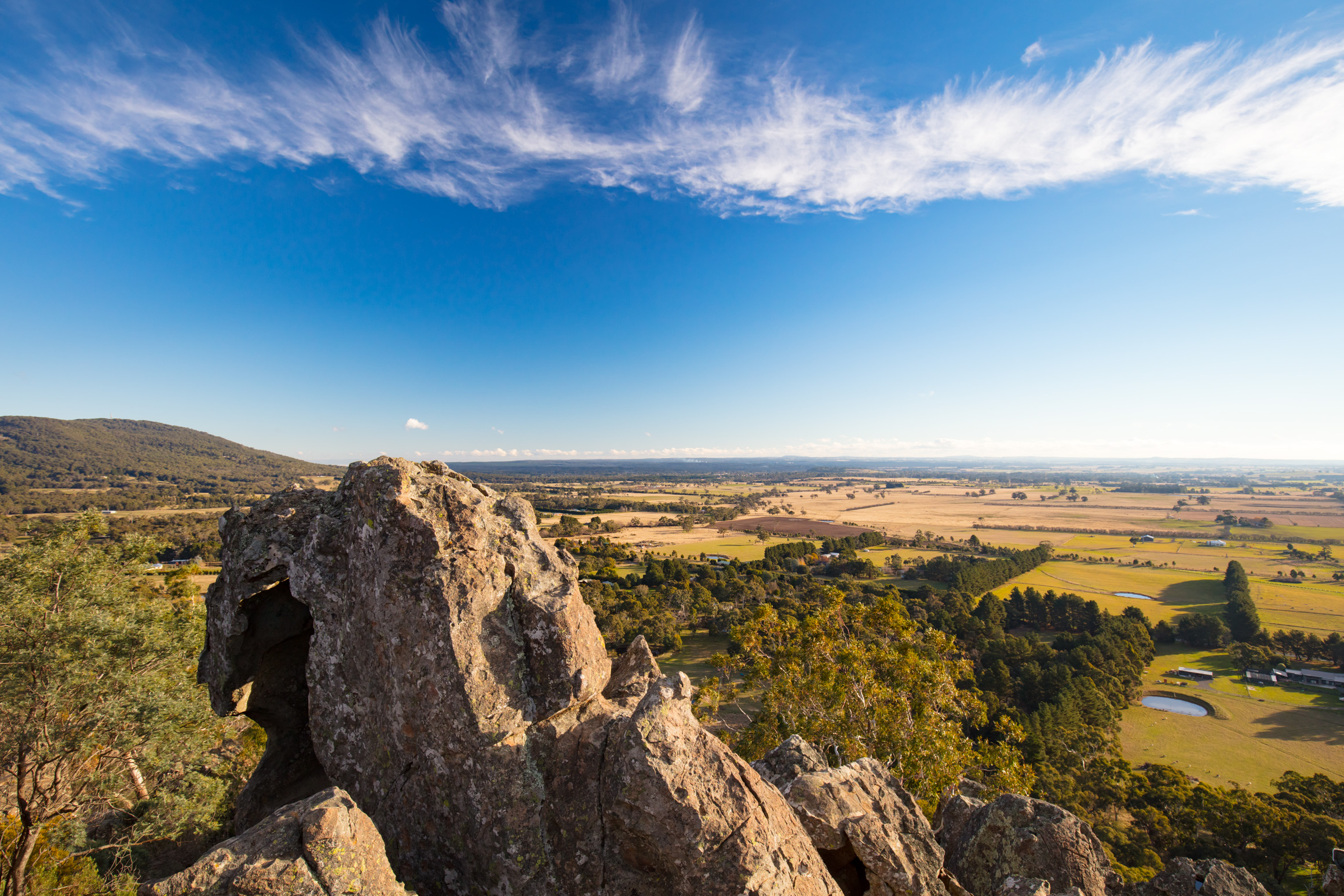 https://mdw-travel-data-us-east-1.s3.amazonaws.com/img/country/Australia/Hanging-Rock/img_04.jpg