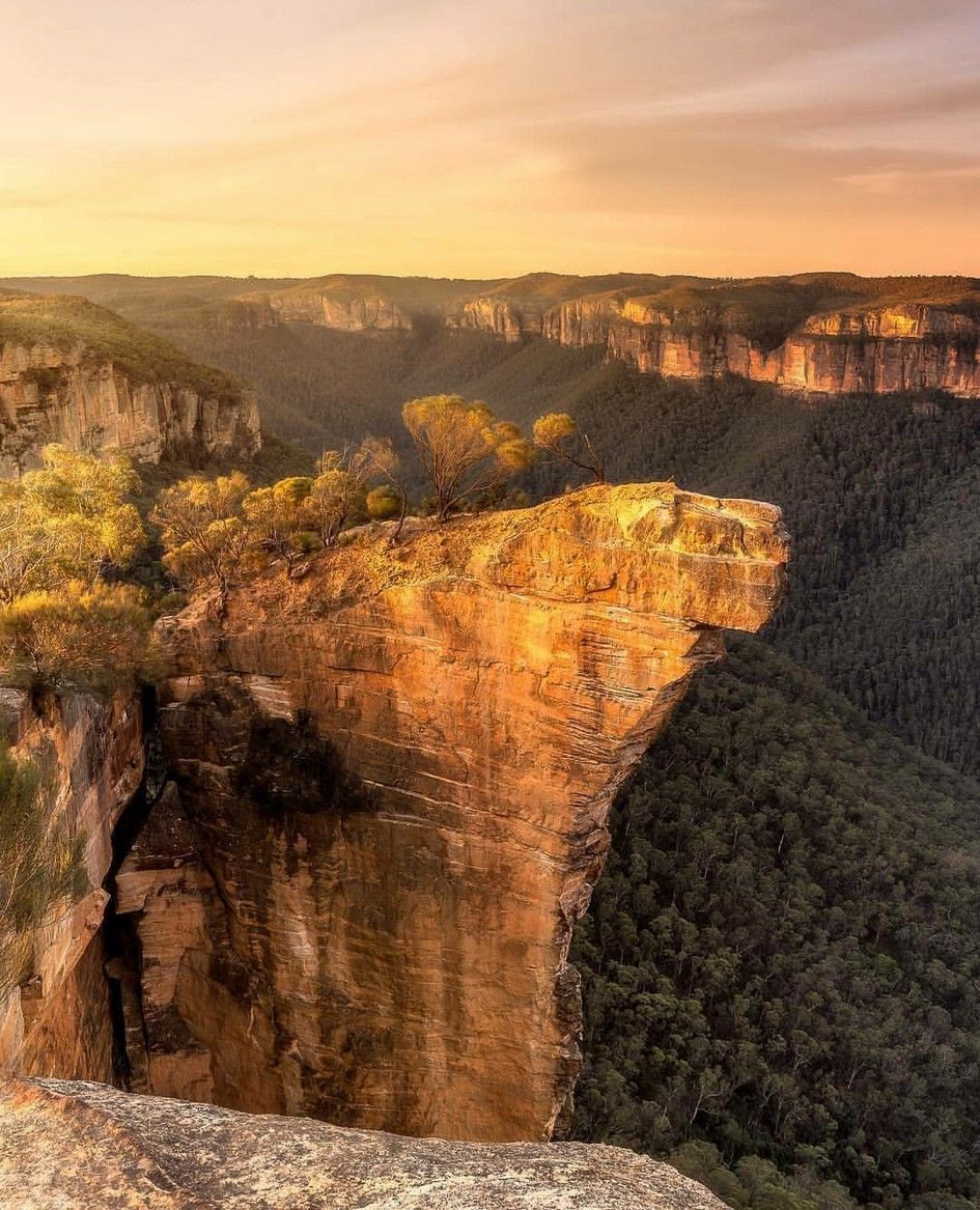 https://mdw-travel-data-us-east-1.s3.amazonaws.com/img/country/Australia/Hanging-Rock/img_05.jpg