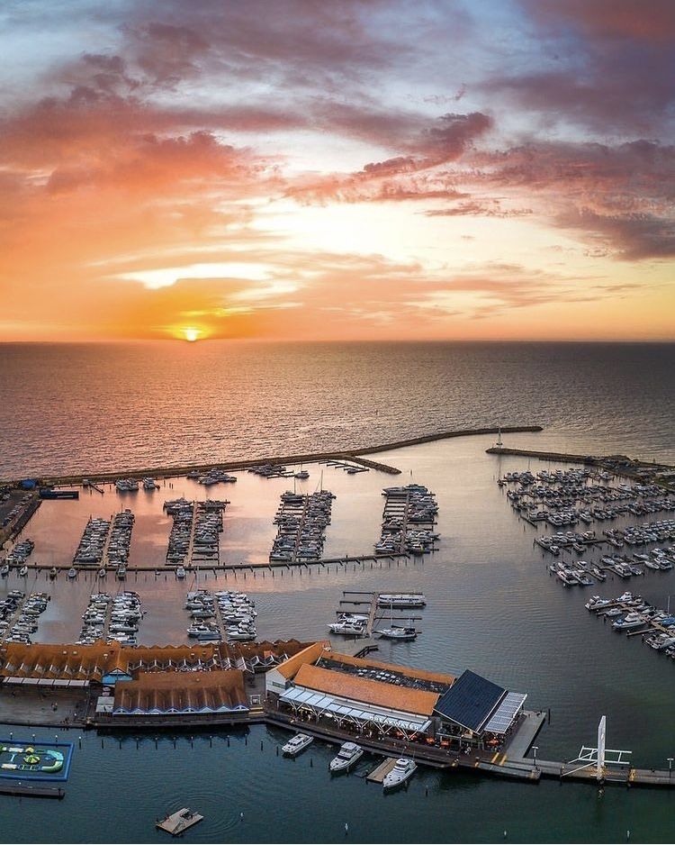 https://mdw-travel-data-us-east-1.s3.amazonaws.com/img/country/Australia/Hillarys-Boat-Harbour/img_02.jpg