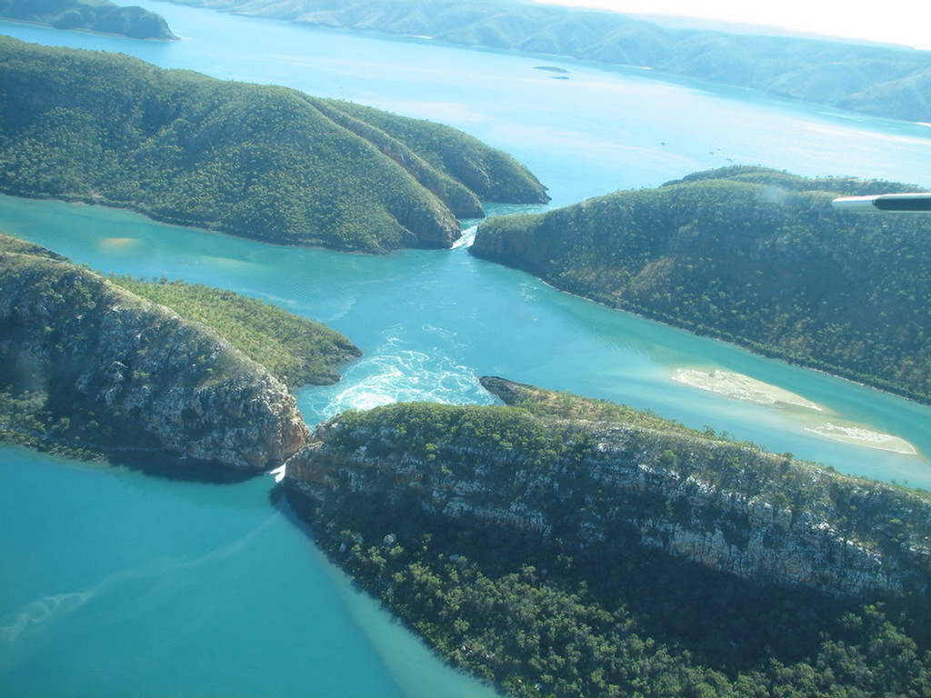 https://mdw-travel-data-us-east-1.s3.amazonaws.com/img/country/Australia/Horizontal-Falls/img_02.jpg