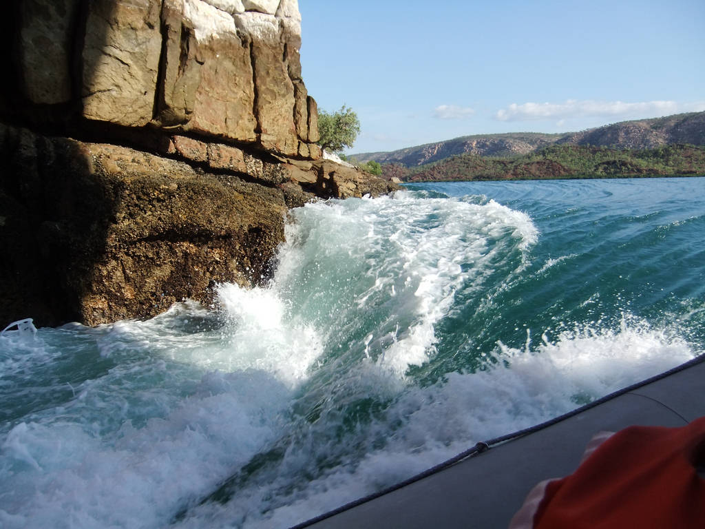 https://mdw-travel-data-us-east-1.s3.amazonaws.com/img/country/Australia/Horizontal-Falls/img_03.jpg