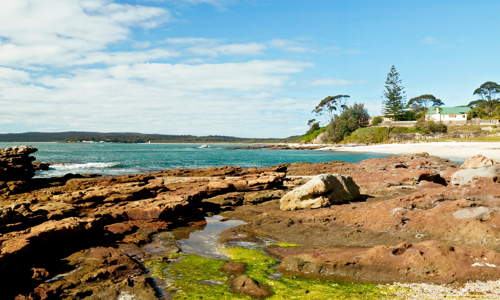 https://mdw-travel-data-us-east-1.s3.amazonaws.com/img/country/Australia/Hyams-Beach/img_01.jpg