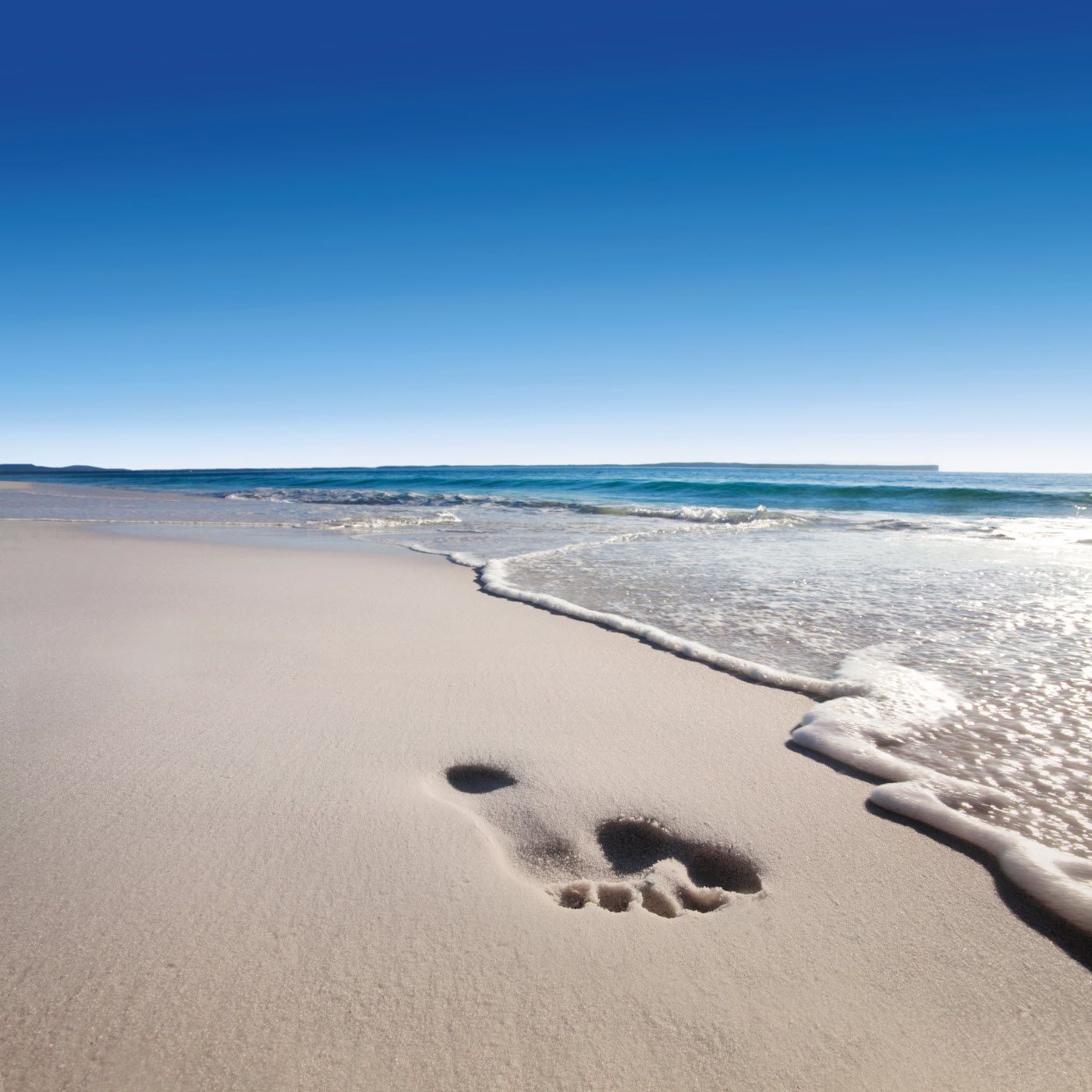 https://mdw-travel-data-us-east-1.s3.amazonaws.com/img/country/Australia/Hyams-Beach/img_02.jpg