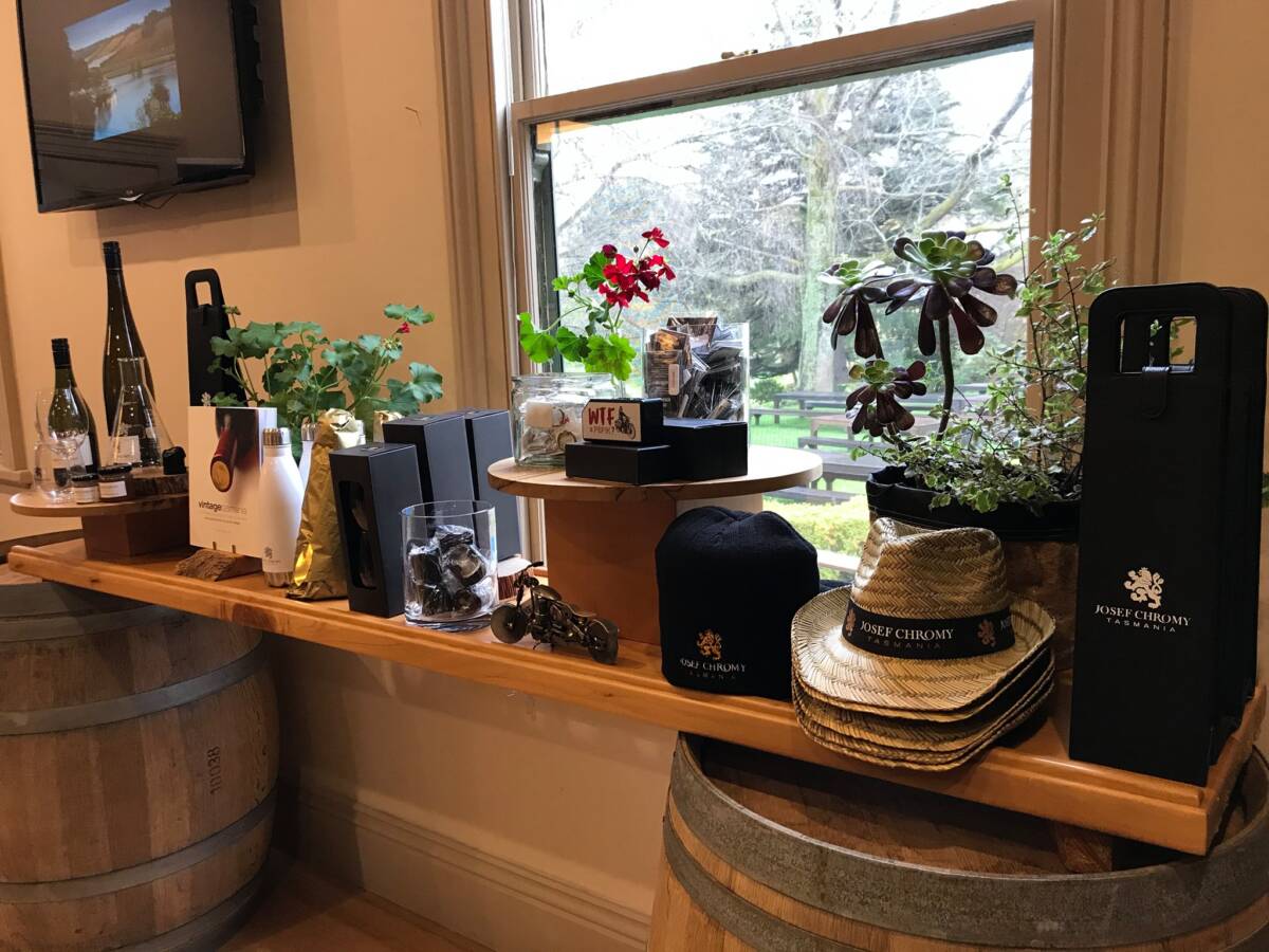 https://mdw-travel-data-us-east-1.s3.amazonaws.com/img/country/Australia/Josef-Chromy-Wines/img_00.jpg