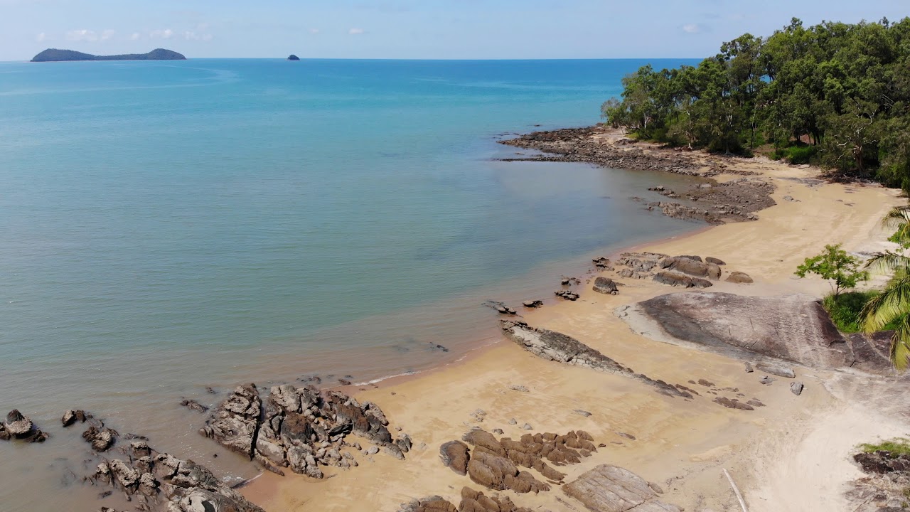 https://mdw-travel-data-us-east-1.s3.amazonaws.com/img/country/Australia/Kewarra-Beach/img_01.jpg