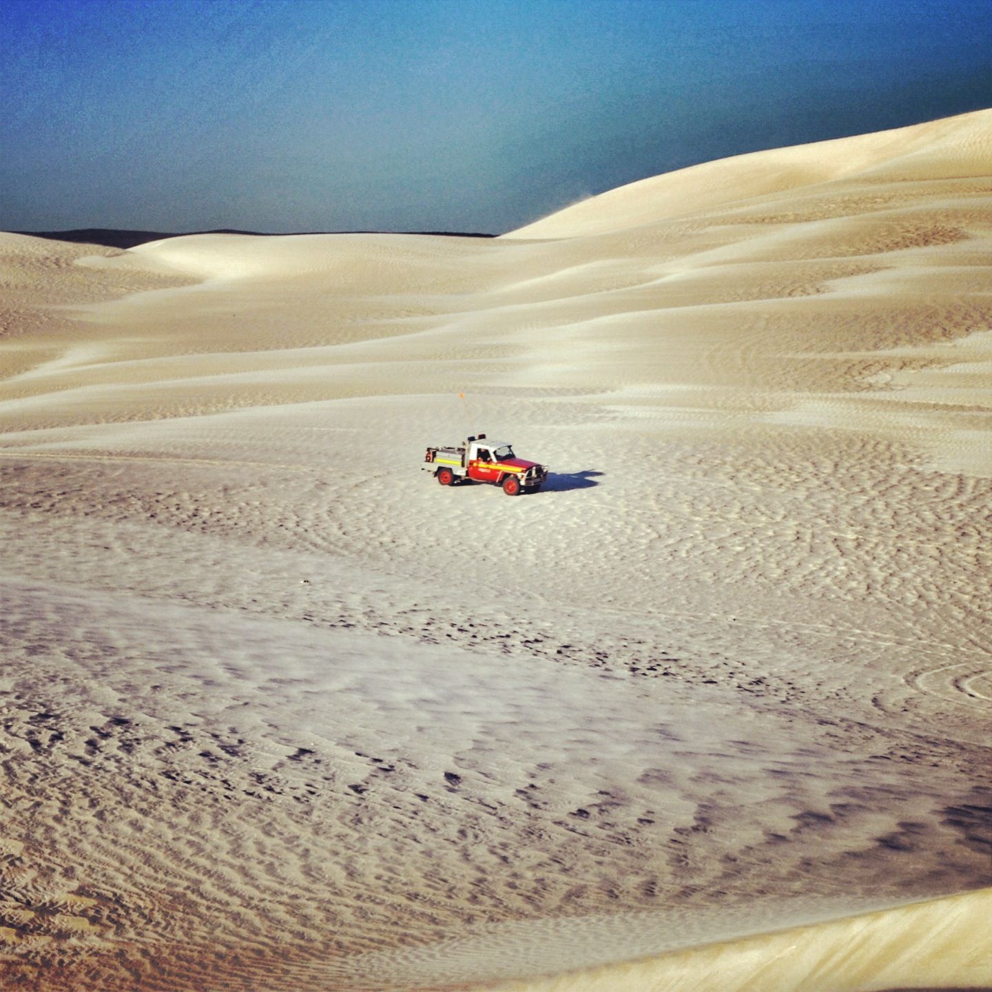 https://mdw-travel-data-us-east-1.s3.amazonaws.com/img/country/Australia/Lancelin-Sand-Dunes/img_01.jpg