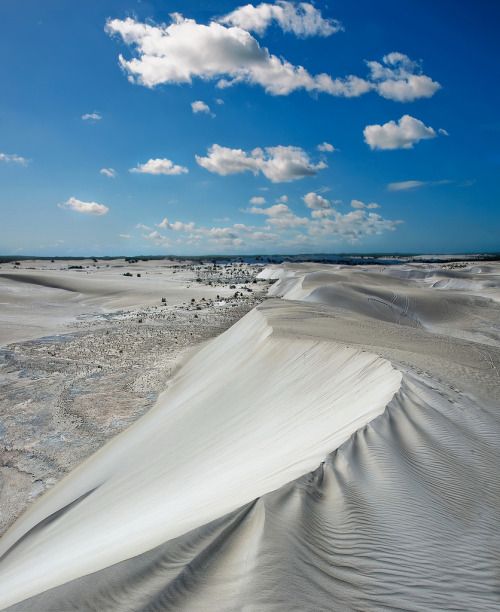 https://mdw-travel-data-us-east-1.s3.amazonaws.com/img/country/Australia/Lancelin-Sand-Dunes/img_02.jpg
