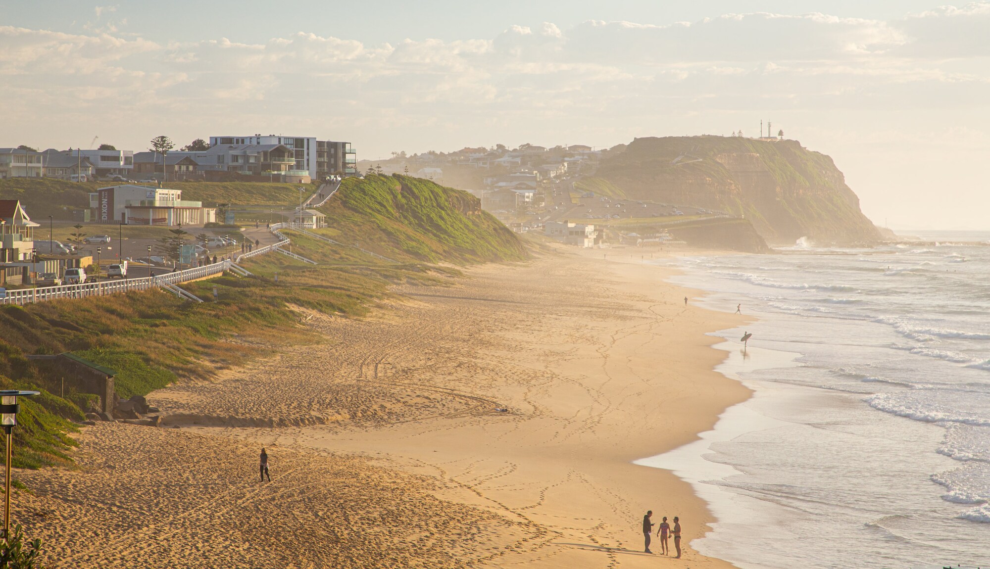https://mdw-travel-data-us-east-1.s3.amazonaws.com/img/country/Australia/Merewether-Beach/img_03.jpg